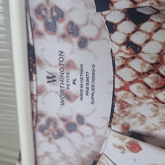 Worthington Petite Snake skin print short sleeve top size petite large - Picture 2 of 3
